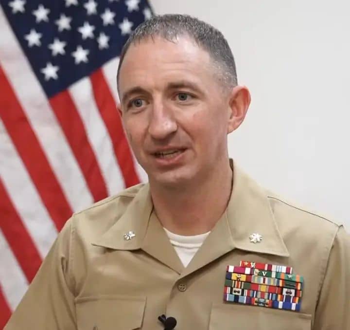 Coronel de la Marina de EEUU abandona filas militares