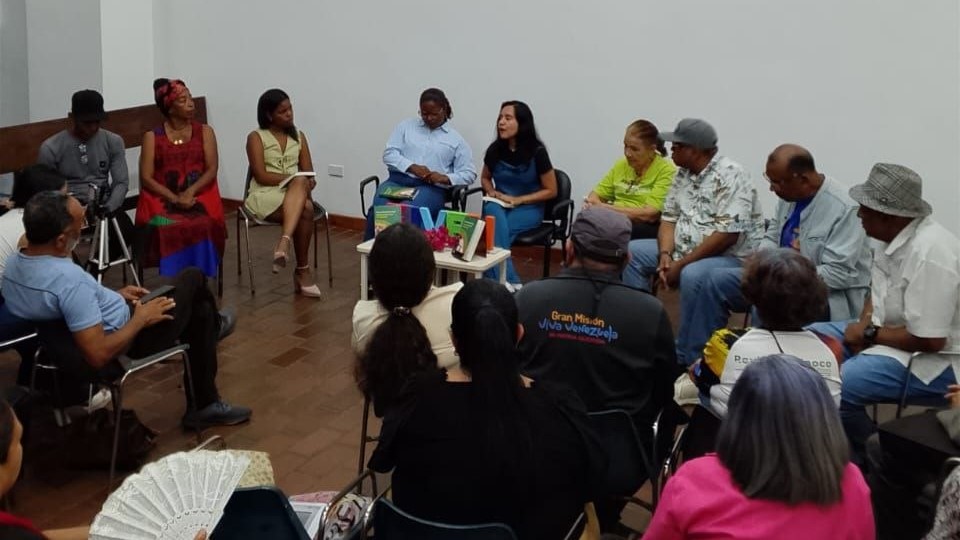 Karina Estraño presentó su libro "Afrodescendientes en Guayana" junto a la Red Afroguayana en la Filven Bolívar 2026. Foto: Josmer Farreras