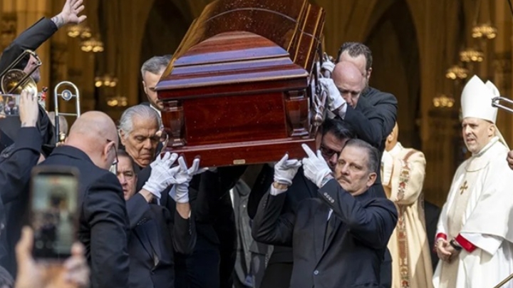Cientos de admiradores despidieron a Willie Colón entre aplausos y salsa