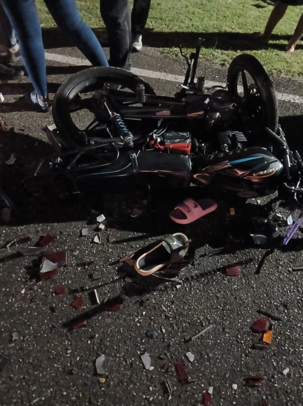 Accidente de motocicleta deja a dos deltanos gravemente heridos en carretera nacional