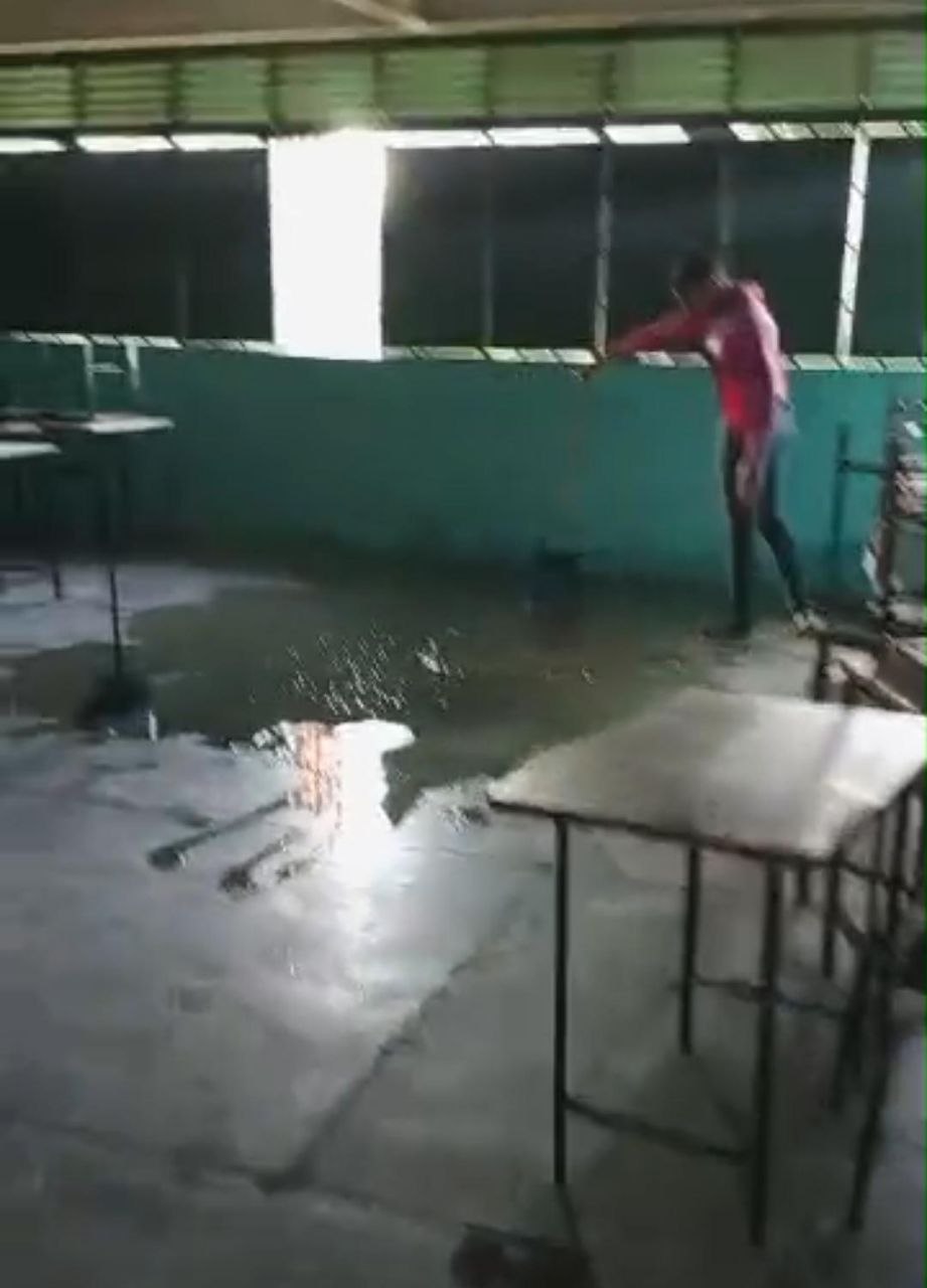 Complejo Educativo Nacional Negra Hipólita en Caroní inundado por las lluvias