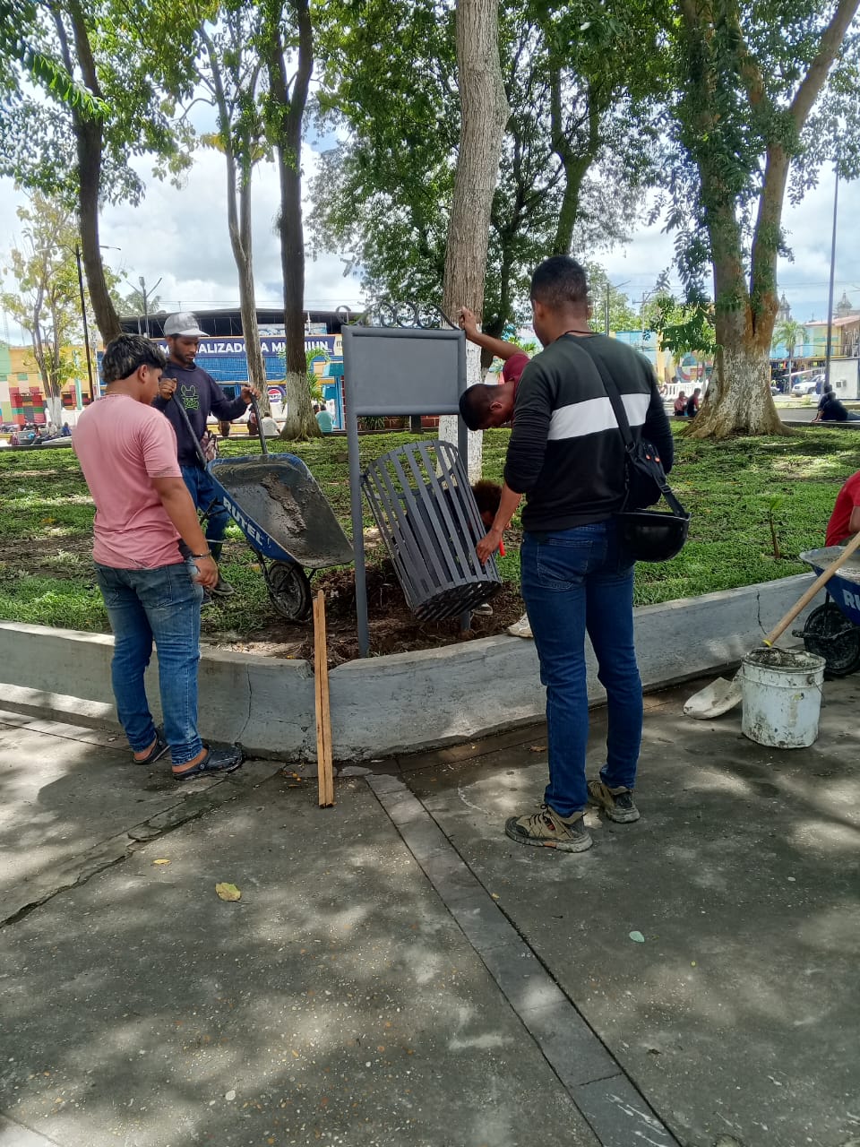 Alcaldía instala 16 papeleras en plaza Bolívar de Tucupita