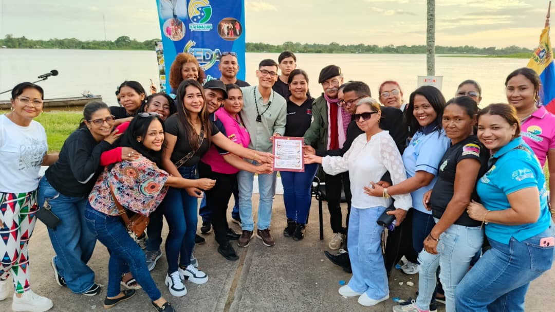 Poemario «Volver» de Yoigler Hurtado  se bautizó a orillas del caño Manamo