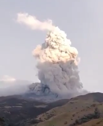 Doble emergencia en Colombia: El volcán Puracé emite cenizas alarmantes tras el devastador terremoto de magnitud 7,4