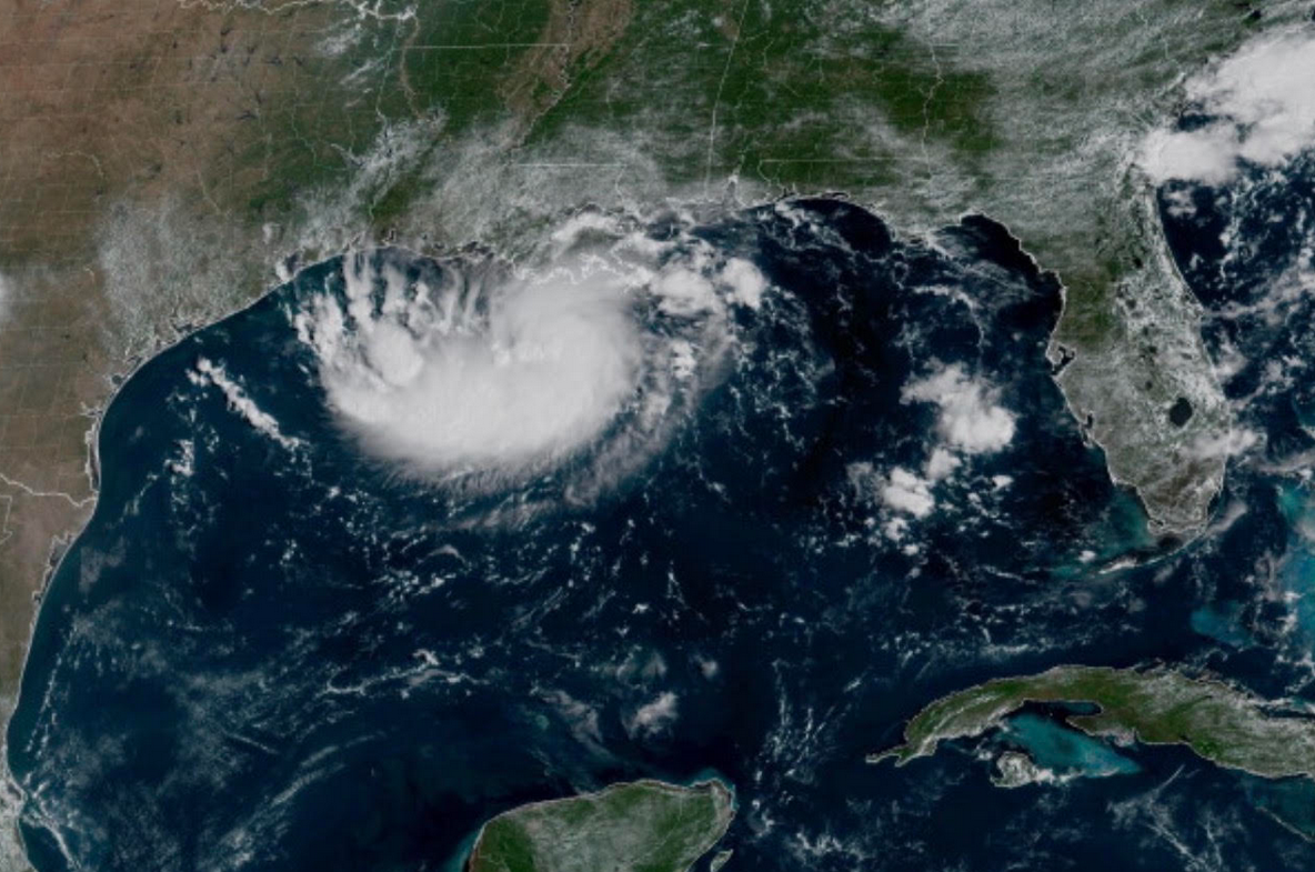 La tormenta tropical Edouard amenaza con convertirse en huracán y golpea la costa de Texas