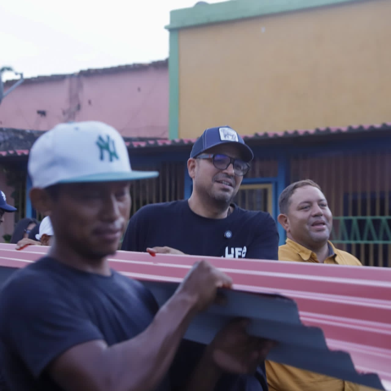Asnardo entregó 1.000 láminas de zinc a cien familias de la Comuna «Los Vencederos del Delta»