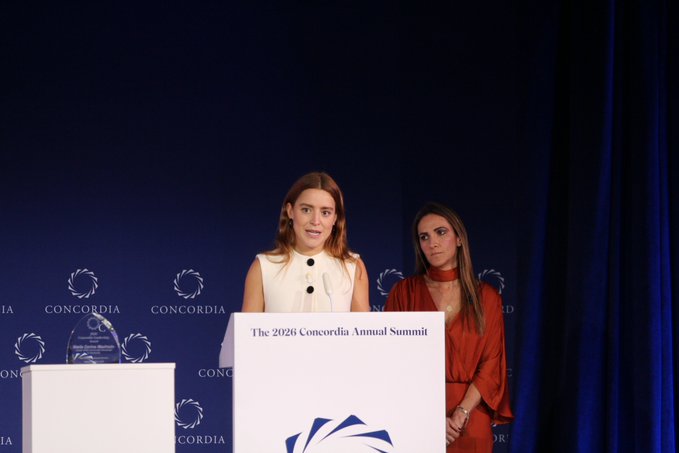 Hija de María Corina Machado recoge en Nueva York premio al liderazgo concedido a la líder opositora