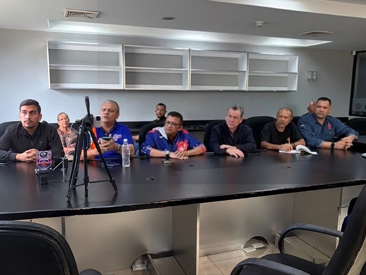 Periodistas de Bolívar alertan a la mesa de diálogo sobre el deterioro de la libertad de prensa y cierre de medios