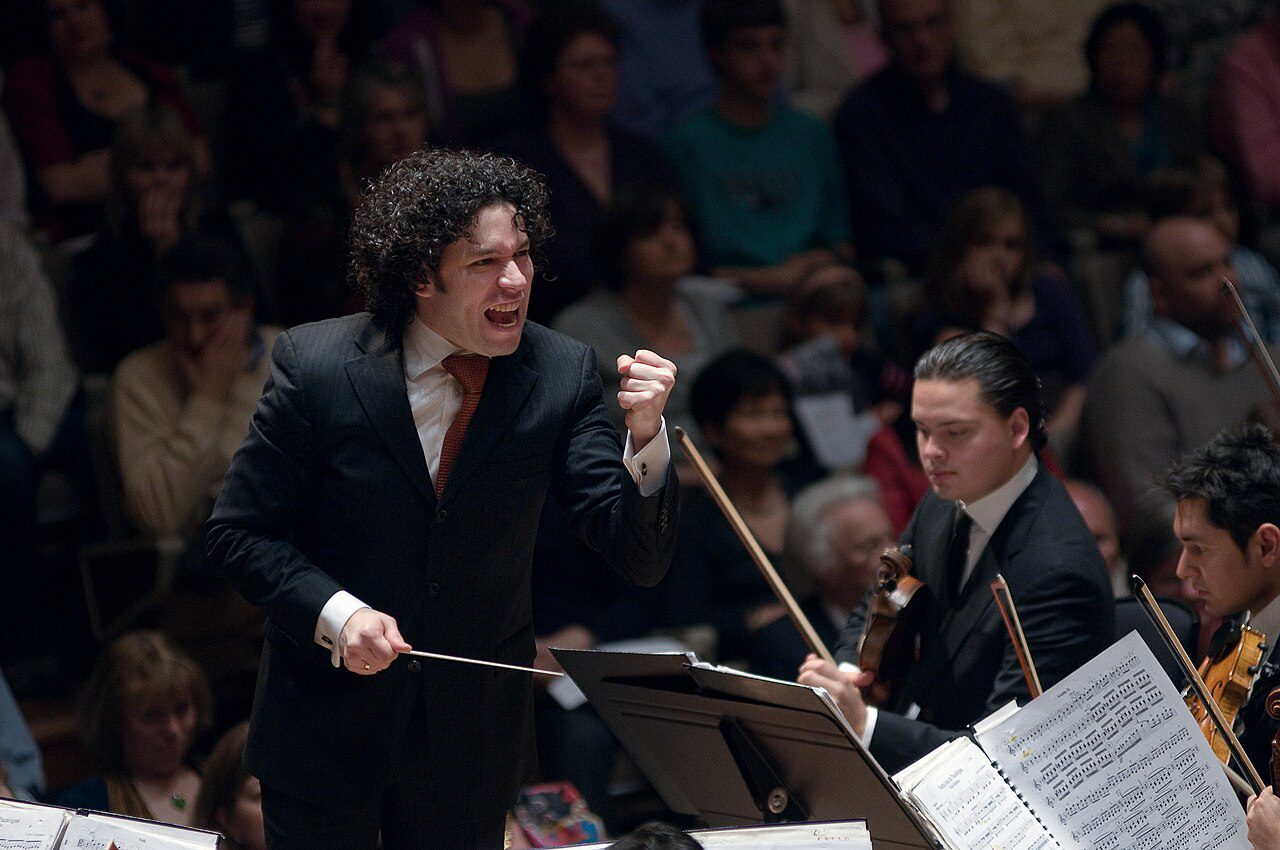Gustavo_Dudamel_Simon_Bolivar_Youth_Orchestra_at_London's_Royal_Festival_Hall_2