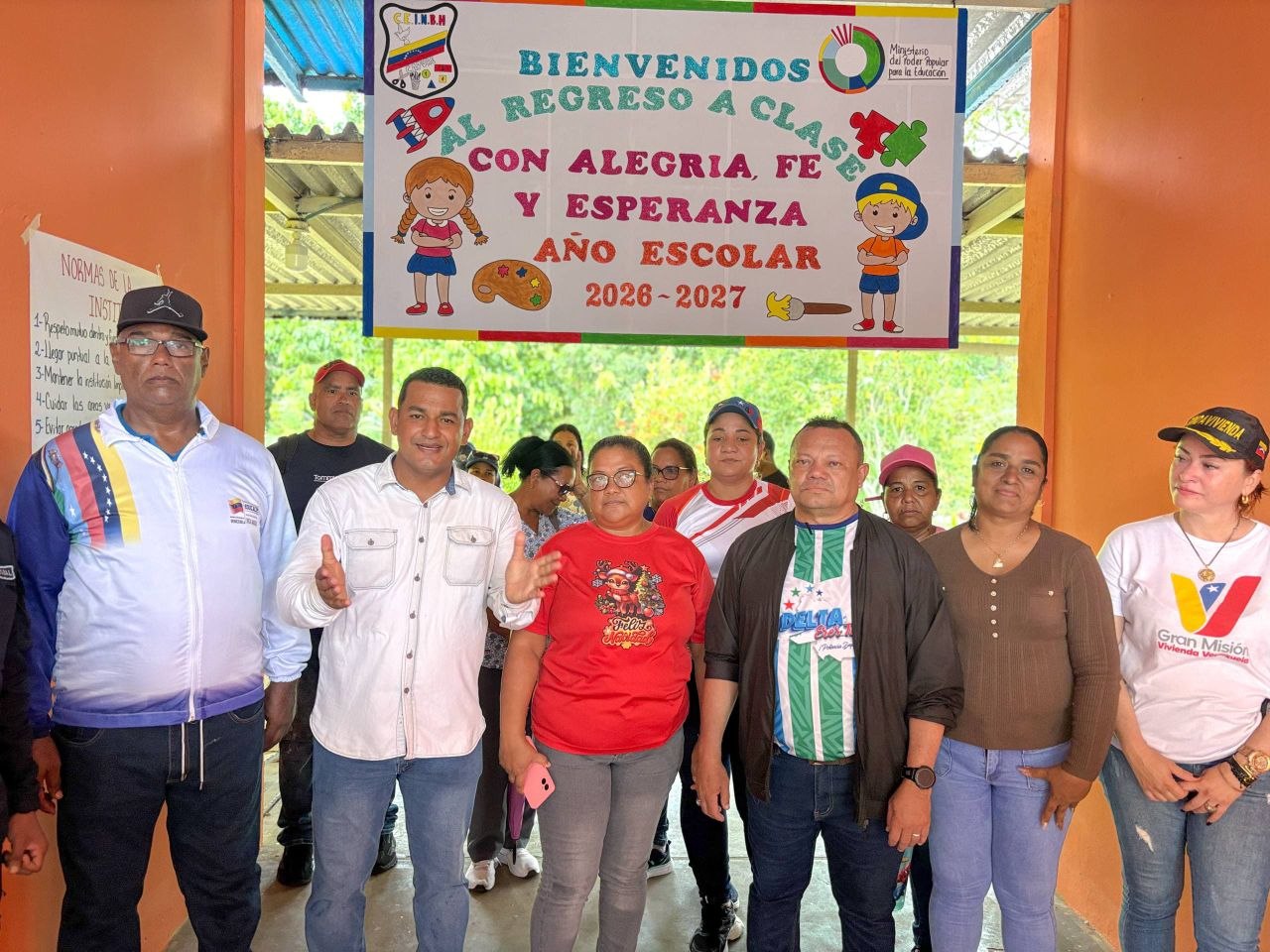 Gobernación inspeccionó trabajos de pintura, techado y dotación en centros educativos de Pedernales